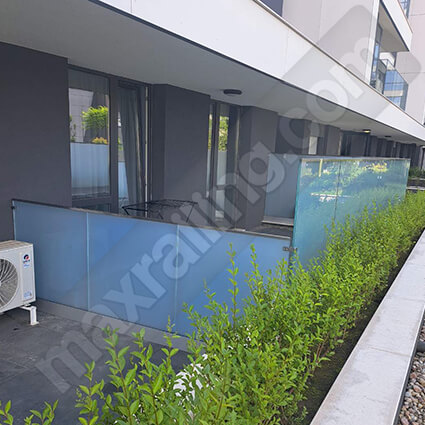 Стъклен парапет по тераси с алуминиев профил основа